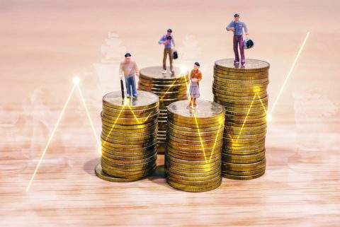 定年後も同じ会社で働く父は月給「23万円」、ボーナスは「なし」だそうです。今年入社した新卒でも「月25万円ほど」もらえると聞いて複雑なのですが、60代の再雇用ではこれくらいが普通なのでしょうか？