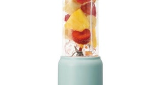 フレッシュな野菜やフルーツをそのままジュースに！簡単操作で手軽にヘルシー習慣がスタートできる、毎朝にうれしい一台。【ブルーノ】ミニボトルブレンダーがAmazonで手に入る！
