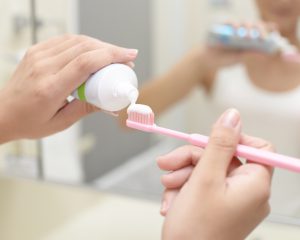 歯科医が警告する「濡れた歯ブラシ」の意外なリスク。梅雨の洗面所は要注意