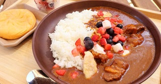 【セブンスムージーのトロピカルカレー】セブンに新登場したスムージーをまさかのカレーに使用！華やかなフルーツとスパイスが絶品です！＜野島慎一郎のバカレシピ＞