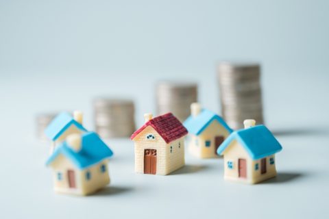 住宅ローン残高が「2500万円」あり、貯金から「300万円」を繰り上げ返済するつもりです。妻に「住宅ローン控除が減る」と止められましたが、繰り上げ返済しないほうが得ですか？