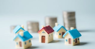 住宅ローン残高が「2500万円」あり、貯金から「300万円」を繰り上げ返済するつもりです。妻に「住宅ローン控除が減る」と止められましたが、繰り上げ返済しないほうが得ですか？