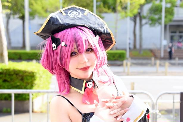 グラドル×レイヤー・まきほ、スタイル抜群の「NIKKE」コスプレ「特徴的なメッシュも再現しています」＜ニコニコ超会議＞