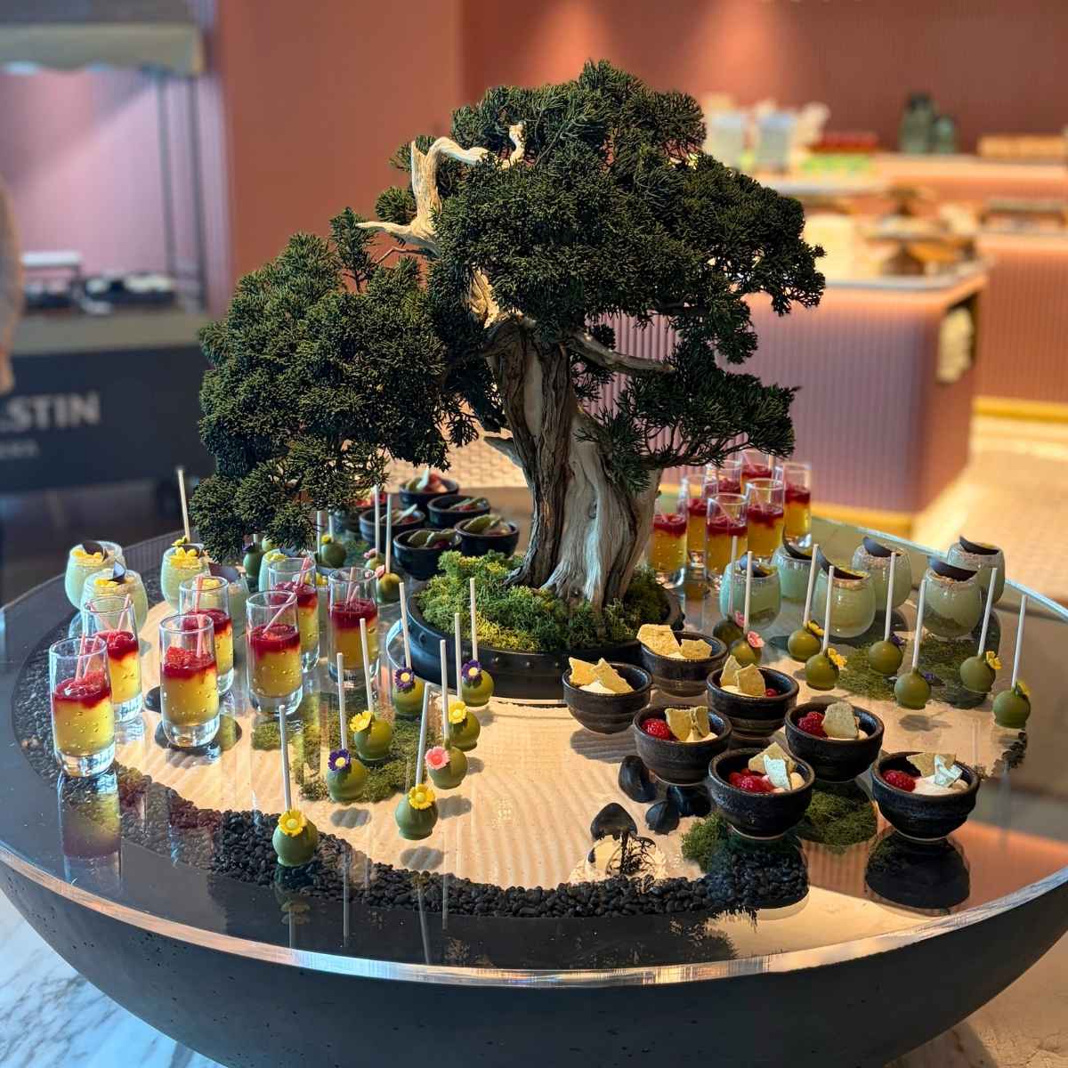 ウェスティンホテル横浜「抹茶デザートビュッフェ」を体験。日本庭園を表現したビュッフェ台、ブランド茶スイーツも