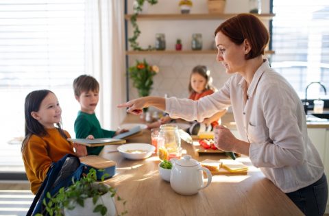 SNSで「年収1200万円でも、子どもが3人いると習い事も外食も厳しい」という投稿が話題に。世間では「海外旅行にも行けて贅沢できる」と思われがちだけど、実際どうなの？「手取り」をもとにシミュレーション