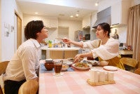 吉野北人＆鈴木愛理『昨夜は殺れたかも』ラブラブ夫婦の“裏の顔”を収めた場面写真公開