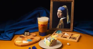 大阪のアートなカフェの“飲む名画”に新作が登場！フェルメールの美しい青を表現したクリーミーな1杯にうっとり