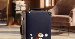 英国の名門「グローブ・トロッター」に、旅するスヌーピーを描いた新作コレクション！暮らしを彩るホームトランクも