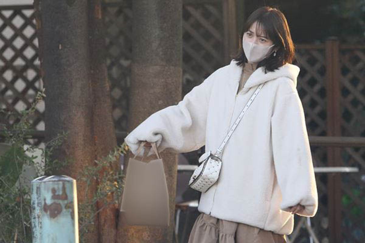 「わずかに見える」「あ、穴が…」佐々木希ひと癖タンクトップで“胸元露出”も…貫く“ヘルシー路線”
