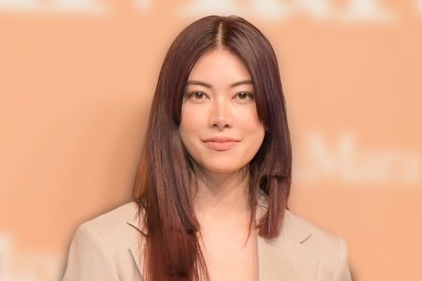 森星、美肩・美デコルテが輝くロングドレス姿を披露レッドカーペット上でスマートにポーズを決めるショットが反響