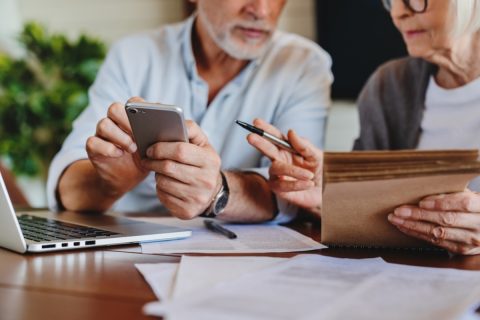 定年退職で「退職金1800万円」を受け取る予定です。夫は「十分」と言いますが、老後資金として本当に足りるのでしょうか？ 家のローンもあるので心配です。