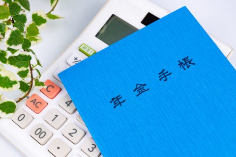 シルバー人材センターで月「10万円」ほど稼いでいるのですが、家族に「働きすぎると年金が減る」と言われて不安です。このくらいの収入でも受給額に影響するのでしょうか？