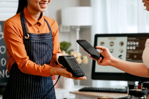 久しぶりに電子マネーを使おうとしたら、残高「2万円」が有効期限切れで使えなくなっていました…。現金でチャージした分でも、返金してもらえないのでしょうか？