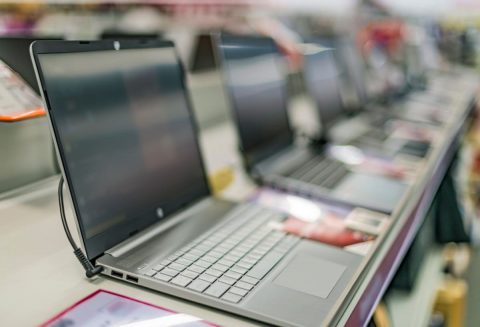 息子の「大学指定のパソコン」が“20万円”で仰天！ 夫は「このスペックなら10万円で買える」と言いますが、保証もあるなら“指定パソコン”にすべきですか？ 購入すべきかのポイントを確認