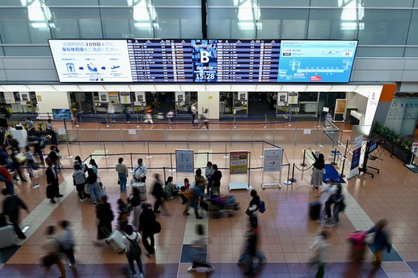 羽田空港国内線、旅客取扱施設利用料を段階的に引き上げ大人590円に