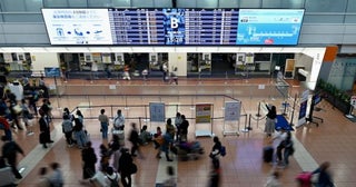 羽田空港国内線、旅客取扱施設利用料を段階的に引き上げ大人590円に