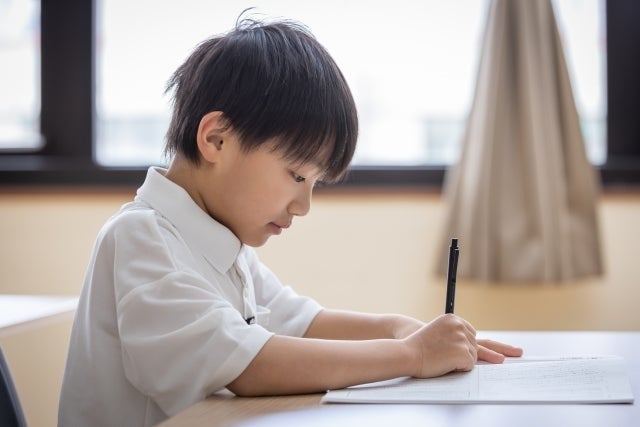 小3からの英語の授業、どう備える？「アルファベットもまだ…」悩む母親に経験者からのアドバイス続々