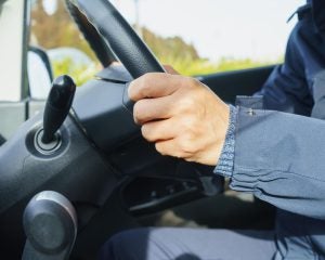 「俺、昔は走り屋だったから」営業車で運転レッスンを始める46歳男性の悲惨な末路。女性社員から裏で「助手席に乗りたくない男」と呼ばれ…