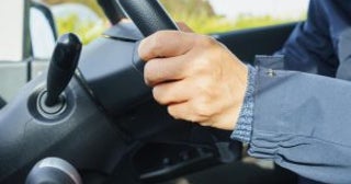 「俺、昔は走り屋だったから」営業車で運転レッスンを始める46歳男性の悲惨な末路。女性社員から裏で「助手席に乗りたくない男」と呼ばれ…