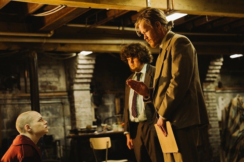 養蜂する陰謀論者がカリスマ経営者を誘拐！エマ・ストーン×ヨルゴス・ランティモス「ブゴニア」奇想天外な場面写真一挙公開