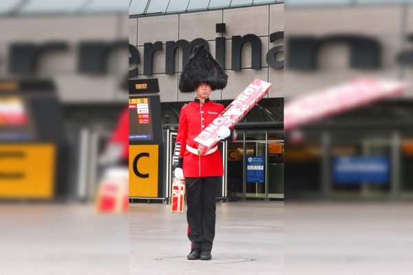 ロンドン・ヒースロー空港、開港80周年記念の限定版「トブラローネ エトン・メス」を発売1日65本限定販売