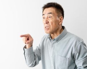「静かにさせろ！」電車内で泣く赤ちゃんに暴言を吐く高齢男性。3人組の女性に一喝され、尻尾を巻いて逃げるまで