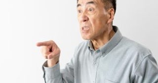 「静かにさせろ！」電車内で泣く赤ちゃんに暴言を吐く高齢男性。3人組の女性に一喝され、尻尾を巻いて逃げるまで