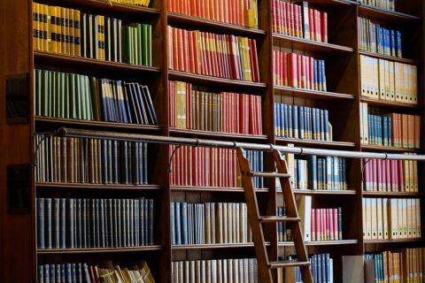 『名探偵コナン』新一の「世界中の推理小説がそろってる」は本当？ 工藤邸の蔵書にかかった総額をマジメに計算してみた
