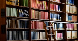 『名探偵コナン』新一の「世界中の推理小説がそろってる」は本当？ 工藤邸の蔵書にかかった総額をマジメに計算してみた