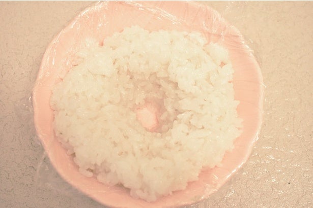 真ん中に穴を開けるだけ！冷凍ごはんの「解凍ムラ」をなくしてふっくら仕上げる裏ワザ