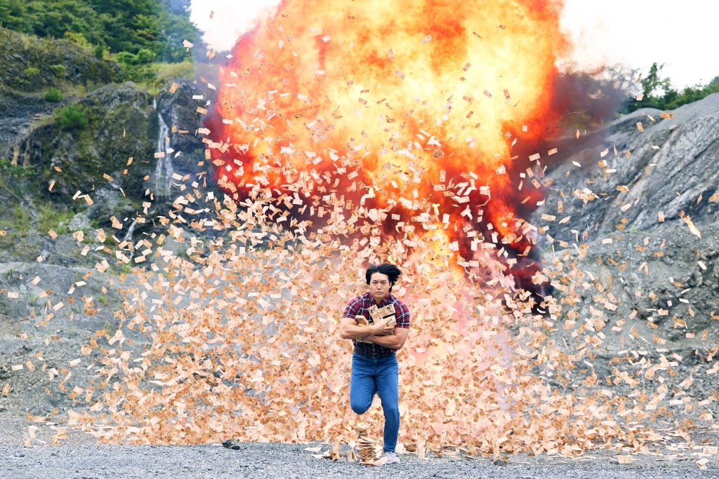 鈴鹿央士主演「藁にもすがる獣たち」怪力男・青木マッチョが東映のお家芸、お札“大爆破”を敢行！CG一切なしの特別映像