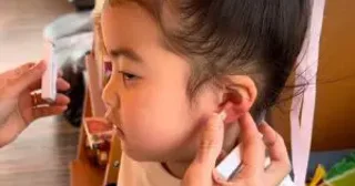 5歳の女の子が“ピアスを開ける動画”が物議。母が「むしろ幼稚園のうちに開けておくのが良い」と考えたワケ