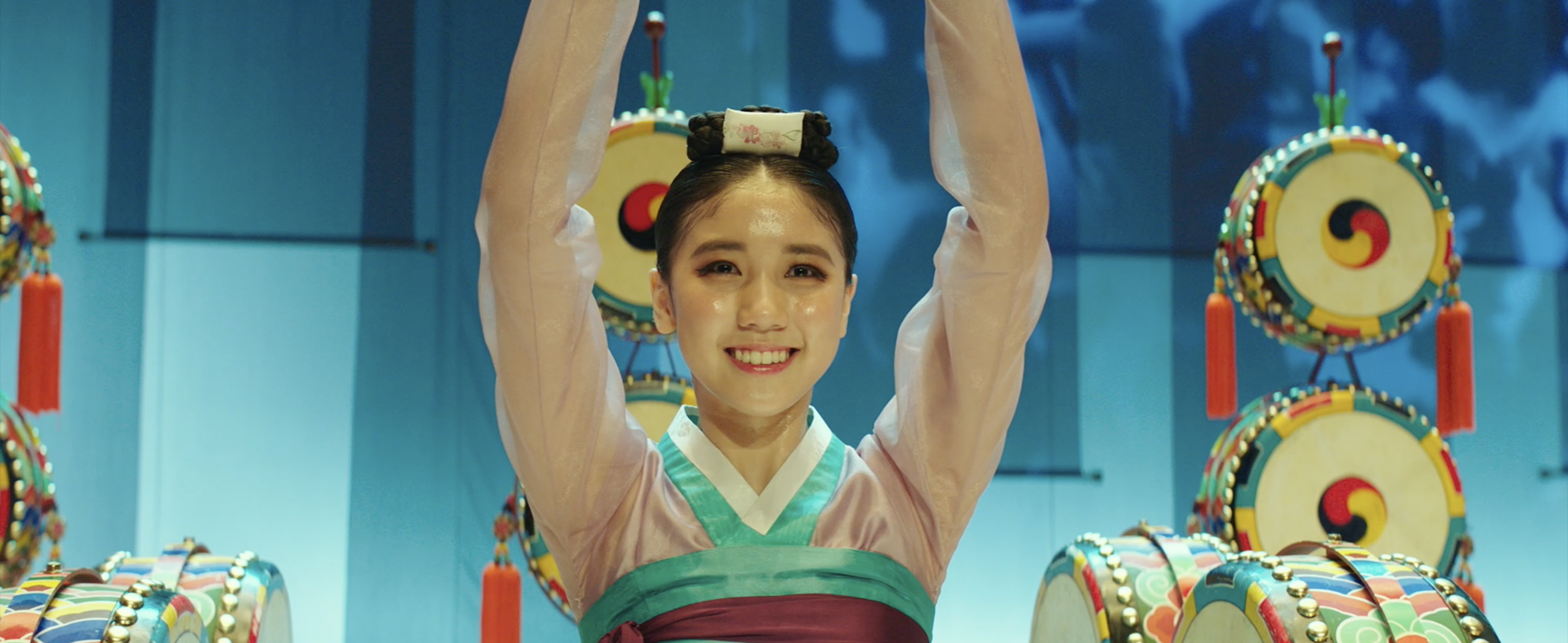 豪華絢爛な韓国舞踊！「大丈夫、大丈夫、大丈夫！」物語の幕開けを映し出す本編映像公開