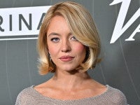 シドニー・スウィーニー、レッドカーペットで「巨大な胸」を披露賛否集まる