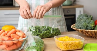 野菜の安売りを狙って、5000円程度のまとめ買い！→「鮮度保持袋」に入れたら一安心？ 冷蔵庫のなかで「どのくらい」野菜が長持ちするの？