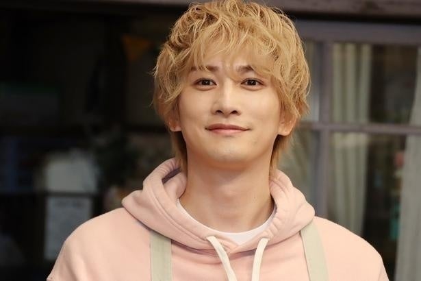 町田啓太&松本穂香ら、子どもたちもペンキまみれの集合写真に「みんなの笑顔が最高」＜タツキ先生は甘すぎる！＞