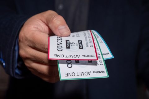 友人を好きなバンドのライブに誘ったら「チケ代8000円は高くない？ 」と断られてしまいました…。ライブのチケット代って、どのくらいが平均的なのでしょうか？  - Ameba News [アメーバニュース]