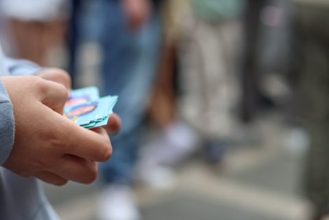 引っ越しの片づけで、夫が長年集めていた“トレーディングカード”を売却したら、「50万円」の値がついて驚き！ 思わぬ収入になりましたが、確定申告は必要なのでしょうか？
