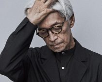 「替え歌みたい」坂本龍一氏の名曲を“K-POPが借用”で炎上…「リスペクトがない」と批判殺到のワケ