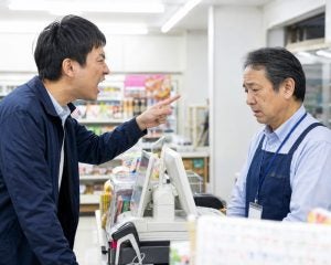 「触るんじゃない！」袋詰めした店長にアイスを投げつけた男性も…コンビニ店員が“二度と来ないでほしい客”