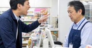 「触るんじゃない！」袋詰めした店長にアイスを投げつけた男性も…コンビニ店員が“二度と来ないでほしい客”