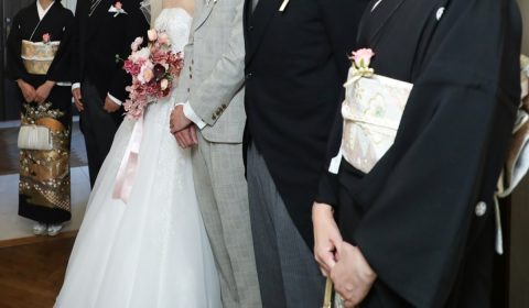 めいっ子の結婚式に夫婦で出席。ご祝儀は「5万円」でいいかと思ったら、夫が「親族なら10万円だろ」と激怒。夫婦で出席する場合の相場って？