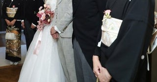 めいっ子の結婚式に夫婦で出席。ご祝儀は「5万円」でいいかと思ったら、夫が「親族なら10万円だろ」と激怒。夫婦で出席する場合の相場って？