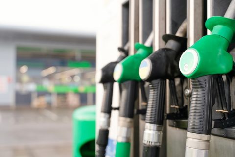 ガソリンスタンドで勧められた「添加剤」。入れたほうが”燃費”はよくなるのでしょうか？