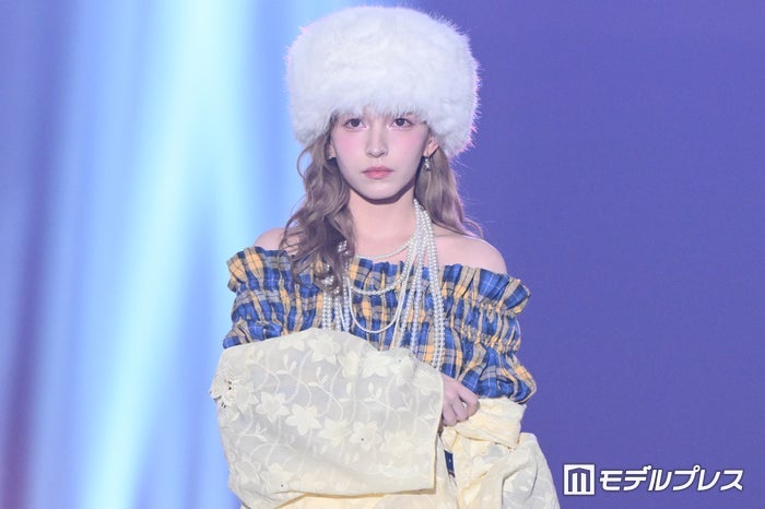 FRUITS ZIPPER早瀬ノエル、トップバッターで「IDOL RUNWAY」開幕 肩出し衣装で美デコルテ披露