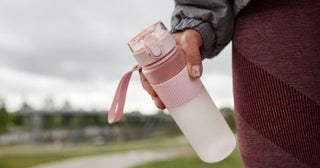 運動部の息子が重宝しているスポーツドリンク→「粉末」と「ペットボトル」、どちらが「お得」？ 価格以外の違いは？あまり差がないなら「150円程度」で買えるペットボトルがよいのですが……。