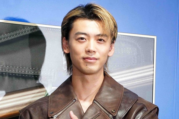 竹内涼真、“筋肉美”が炸裂のオフショットにファンから「沼る」「爆イケ」の声