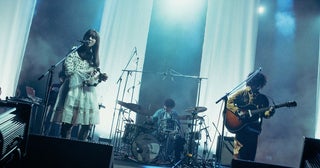『Laura day romance oneman live 2025 wonderwall』ソールドアウトで迎えた初のホール公演、ローラズが進む“音楽の旅”に期待が高まる一夜【オフィシャルレポート】