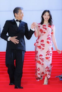 舘ひろし、ドレス姿の西野七瀬を華麗にエスコート！ 「この映画は西野君にかかっています」