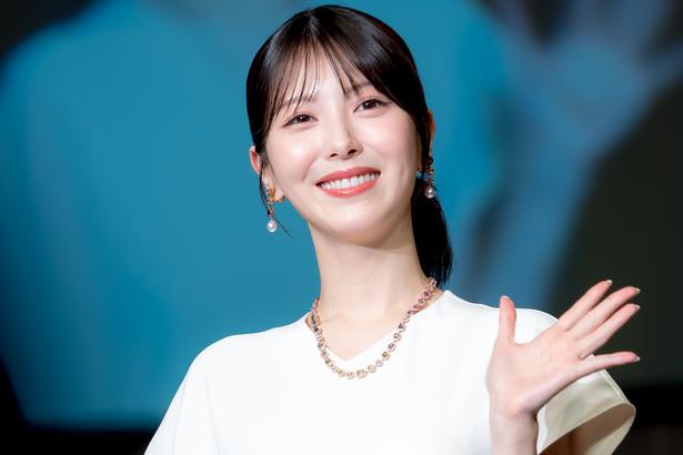 浜辺美波、ハイジュエリー身に着けドキドキホワイトのドレスで登場